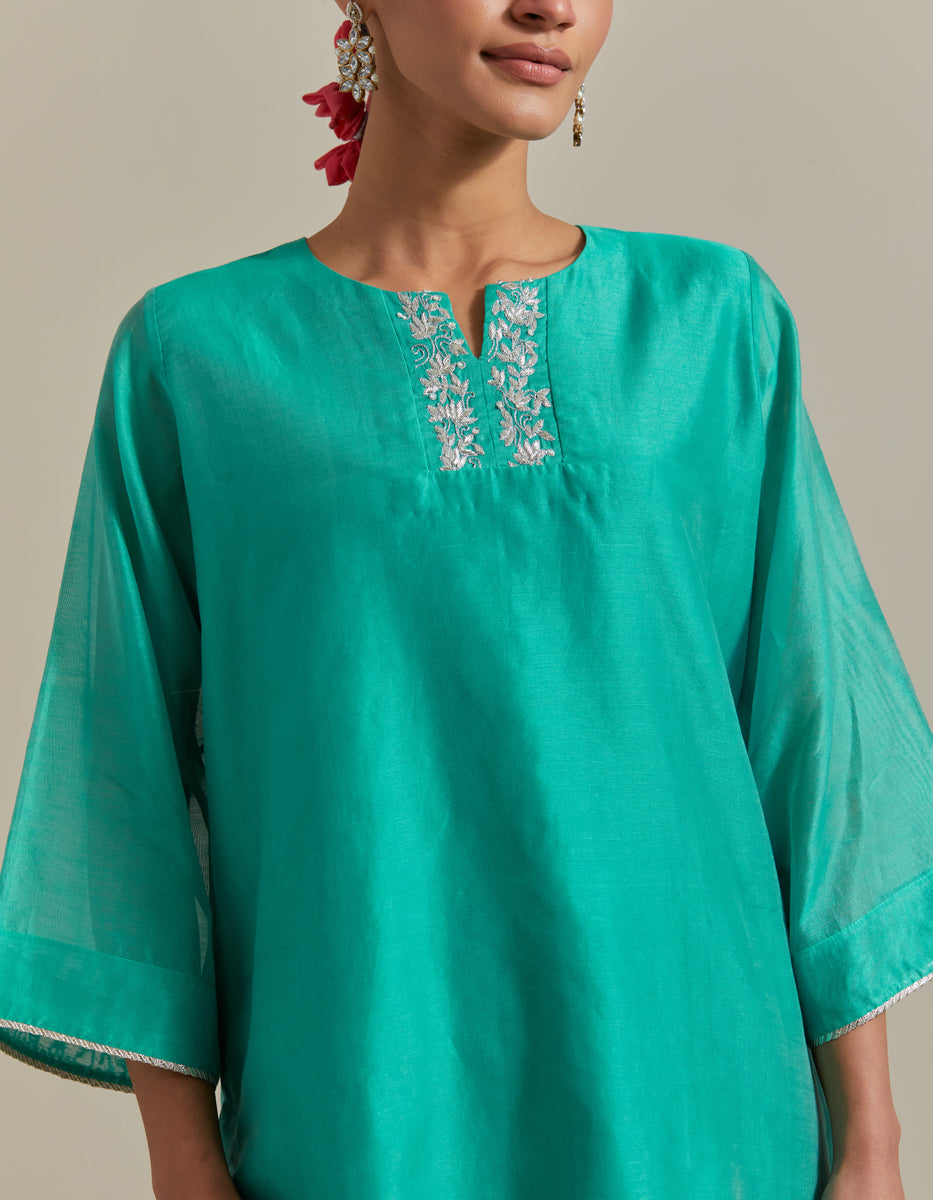 CY Vinusto Aqua Green Embroidered Kurta Set Closeup 1