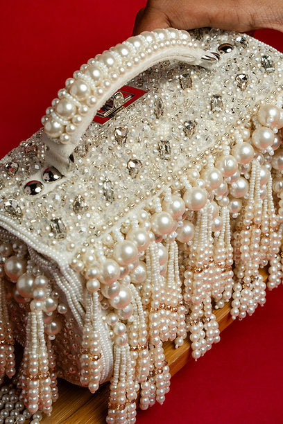 CY Nayaab By Sonia Gilt Kasse Closeup 2