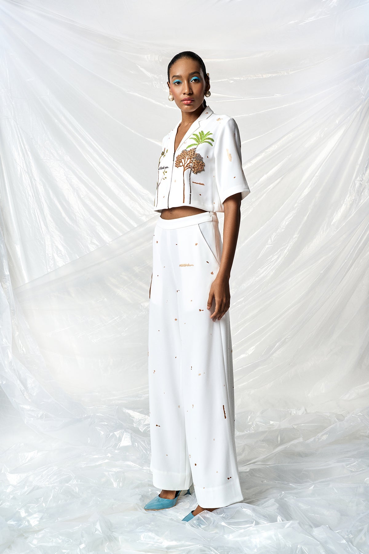 FLARED PANTS OF (SUMMER PLANT CROPPED SHIRT )