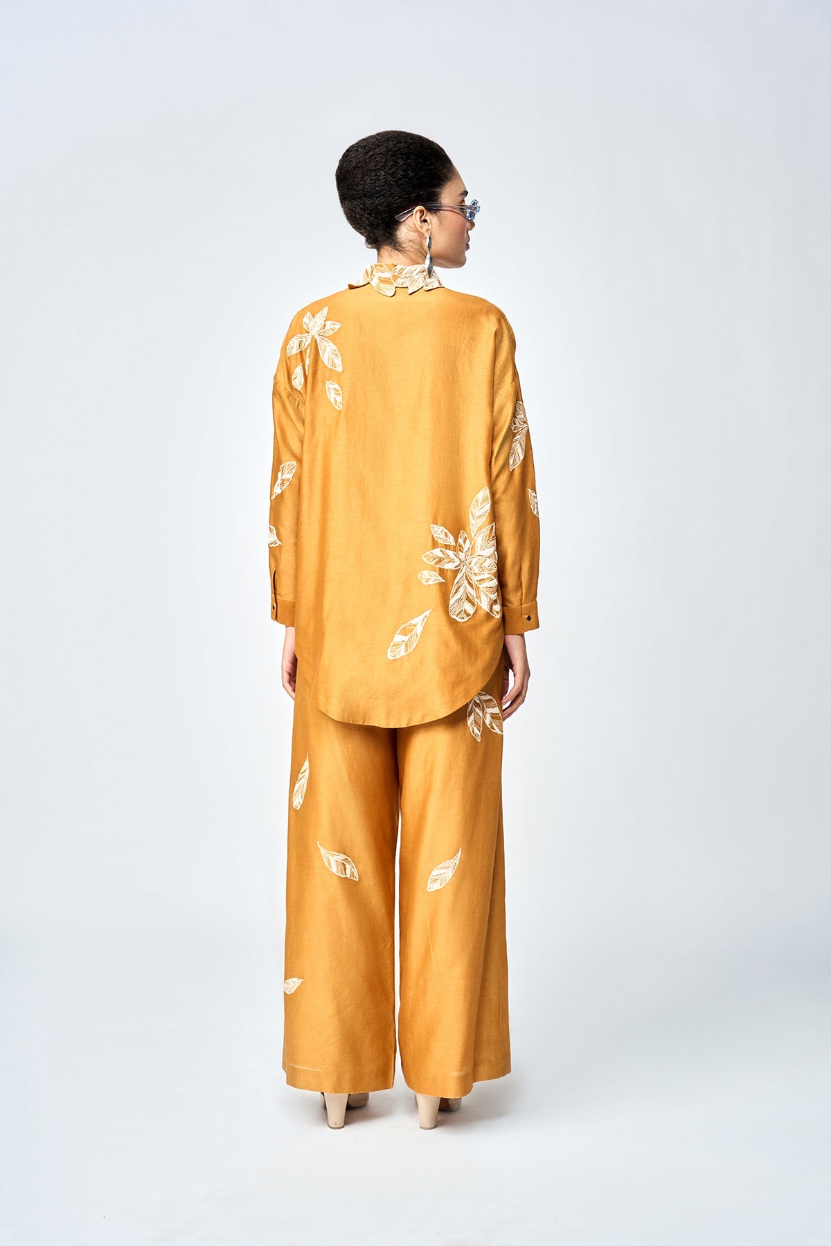 FLARED PANTS OF (DELICATE LEAVES DROP SHOULDER ASYMMETRIC SHIRT )