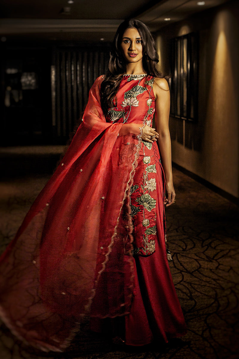 CY Nikita Dutta In Red Palazzo And Dupatta Set By Aayushi Maniar Front 2