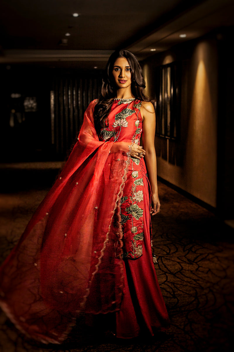 CY Nikita Dutta In Red Palazzo And Dupatta Set By Aayushi Maniar Front 3