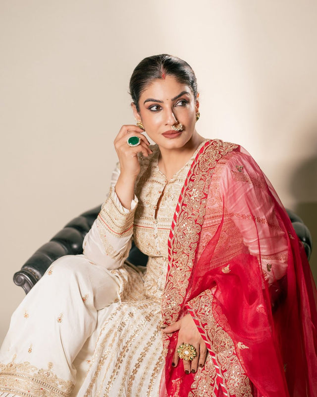 CY Raveena Tandon In Suhana AG Set By Gopi Vaid Closeup 4