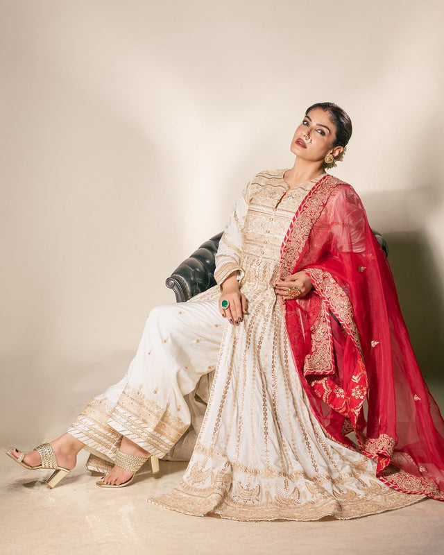 CY Raveena Tandon In Suhana AG Set By Gopi Vaid Closeup 5