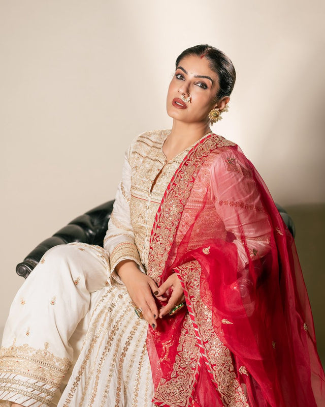 CY Raveena Tandon In Suhana AG Set By Gopi Vaid Closeup 6