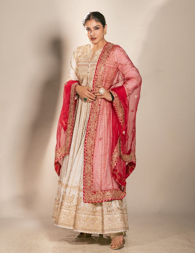 CY Raveena Tandon In Suhana AG Set By Gopi Vaid Front 1