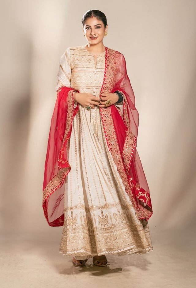 CY Raveena Tandon In Suhana AG Set By Gopi Vaid Front 2