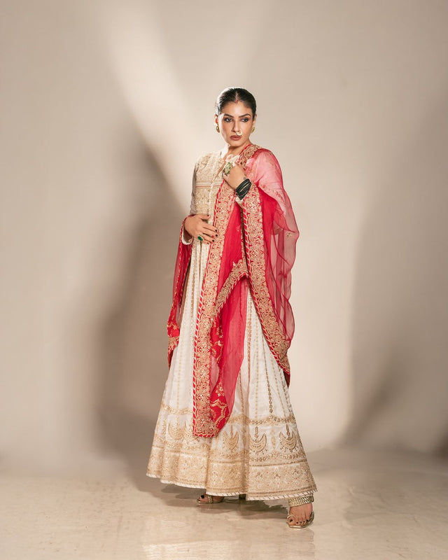 CY Raveena Tandon In Suhana AG Set By Gopi Vaid Front 3