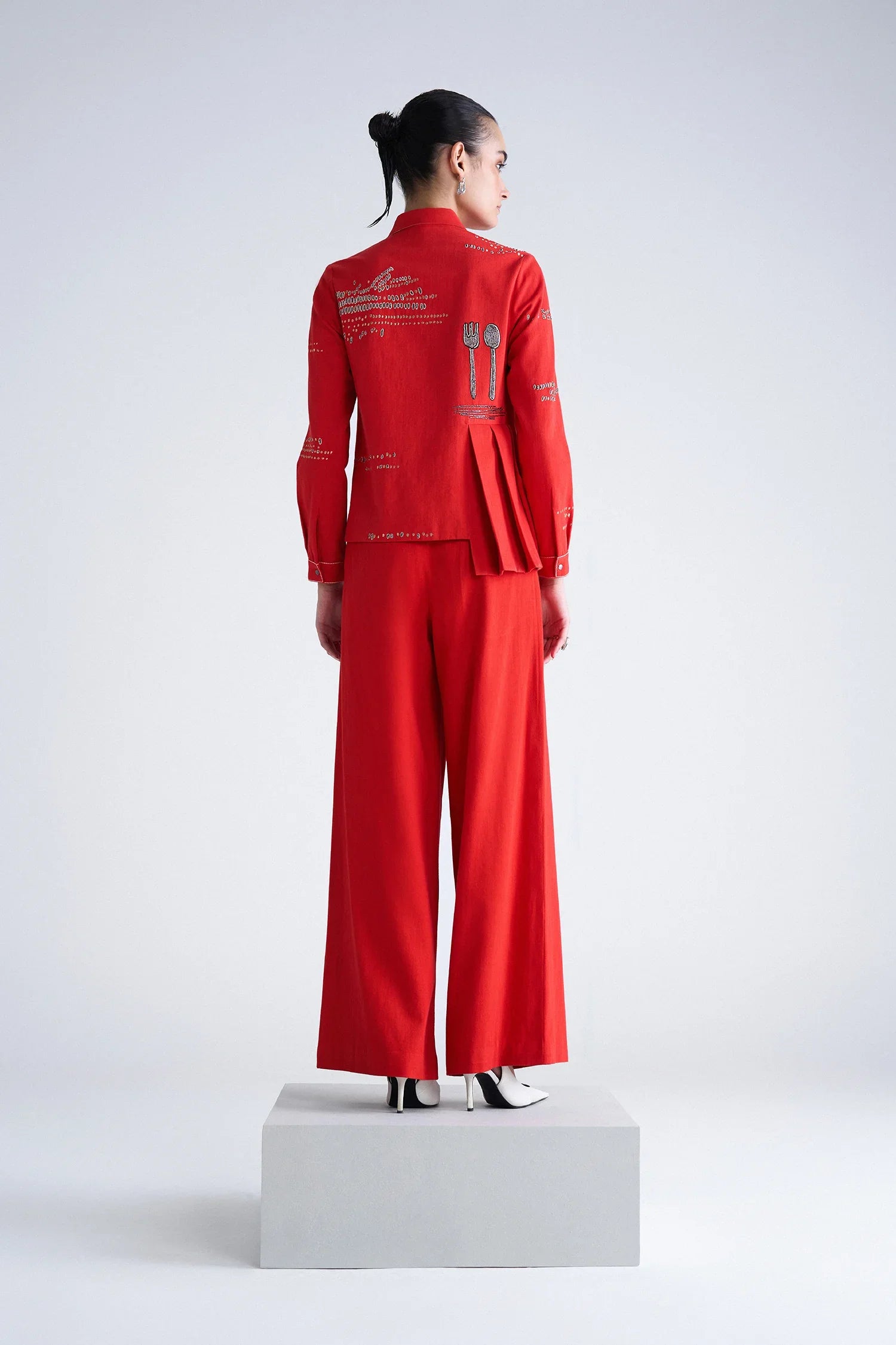 FLARED PANTS OF ( CUTLERY ONE SIDE KNIFE PLEATED SHIRT )