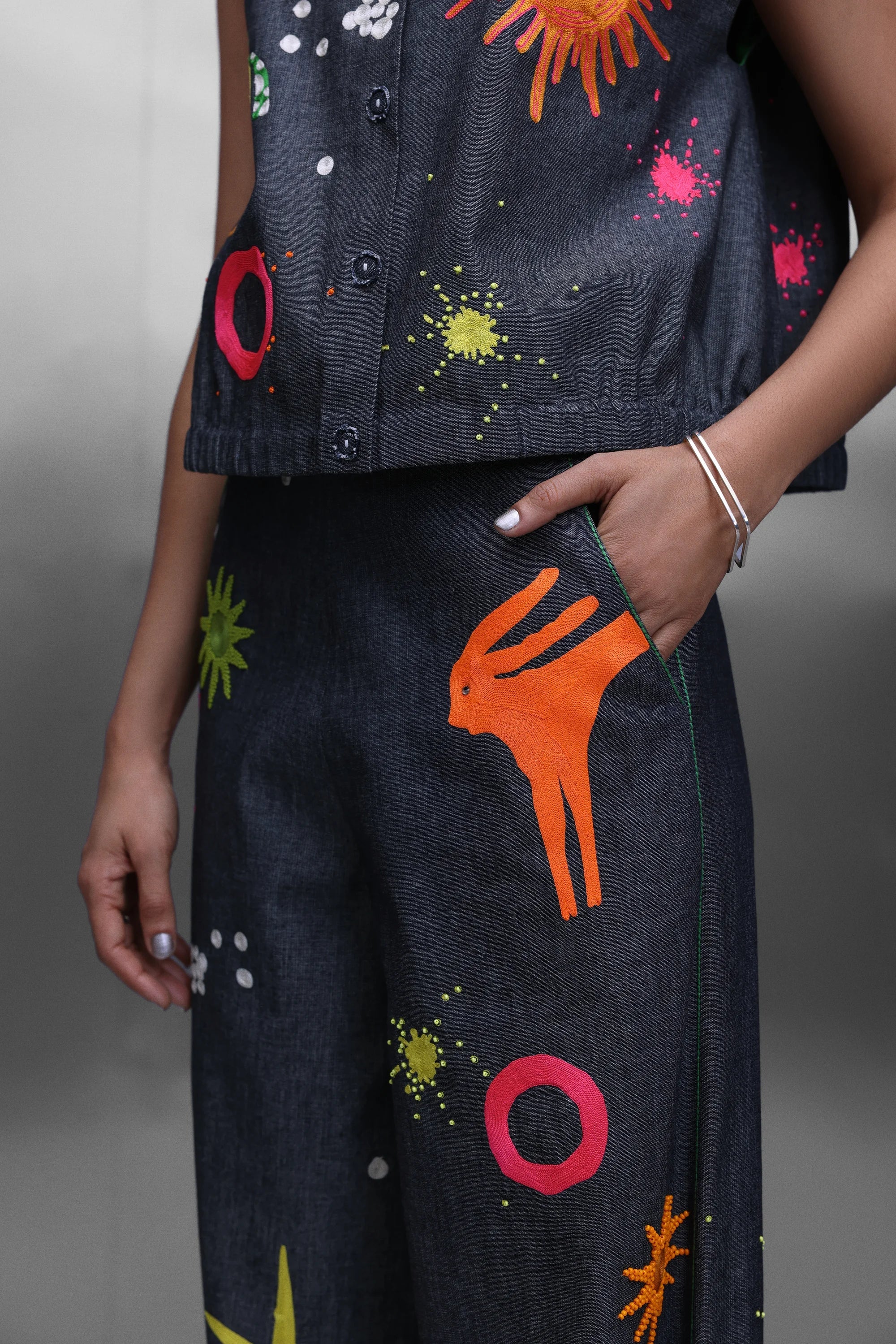 FLARED PANTS OF ( KIDOODLE SLEEVELESS BOX SHIRT )