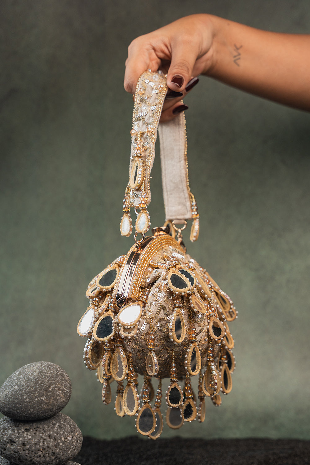 Aaina Clutch Gold