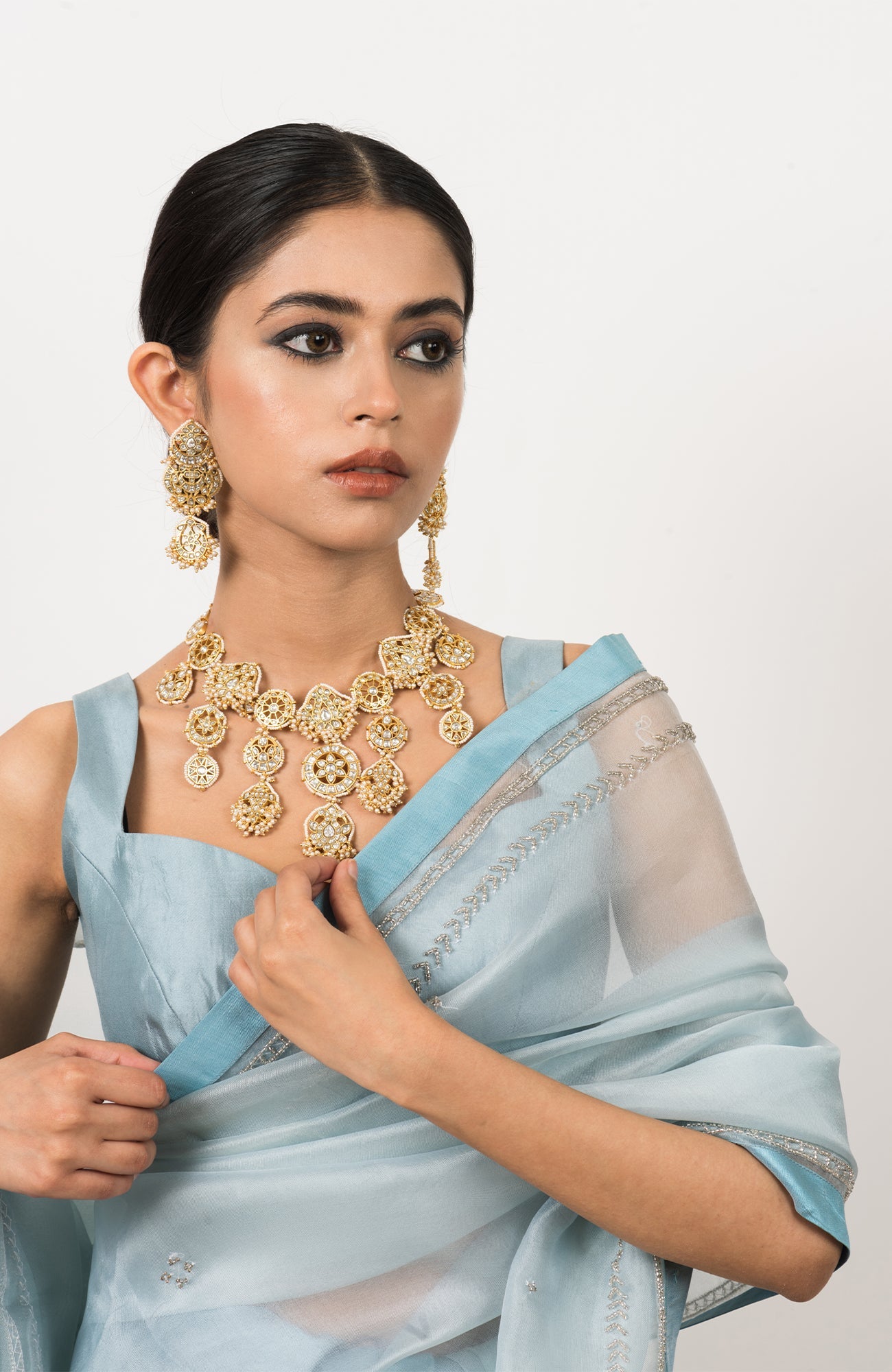 Eshana Necklace Set In White