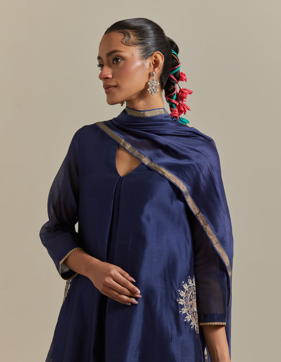  CY Vinusto Embroidered Blue Chanderi Kurta Set With Dupatta Closeup 1