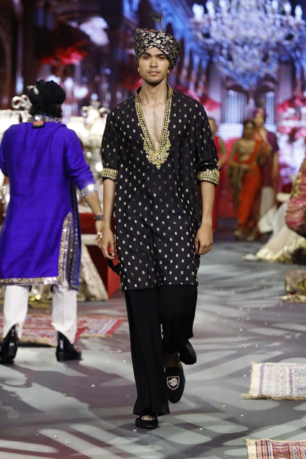 Zarvansh Noir Kurta Set