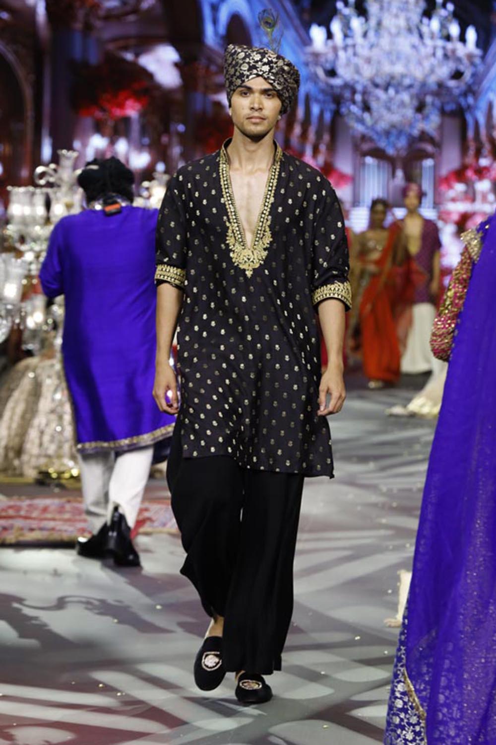 Zarvansh Noir Kurta Set