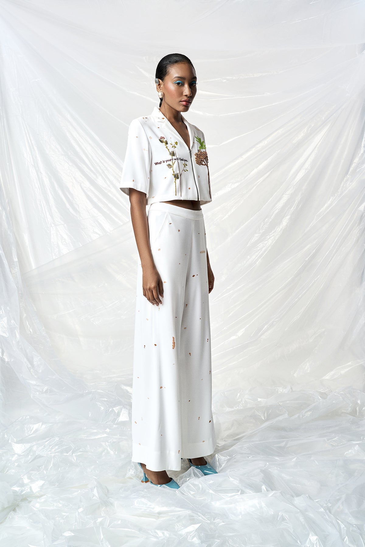 FLARED PANTS OF (SUMMER PLANT CROPPED SHIRT )