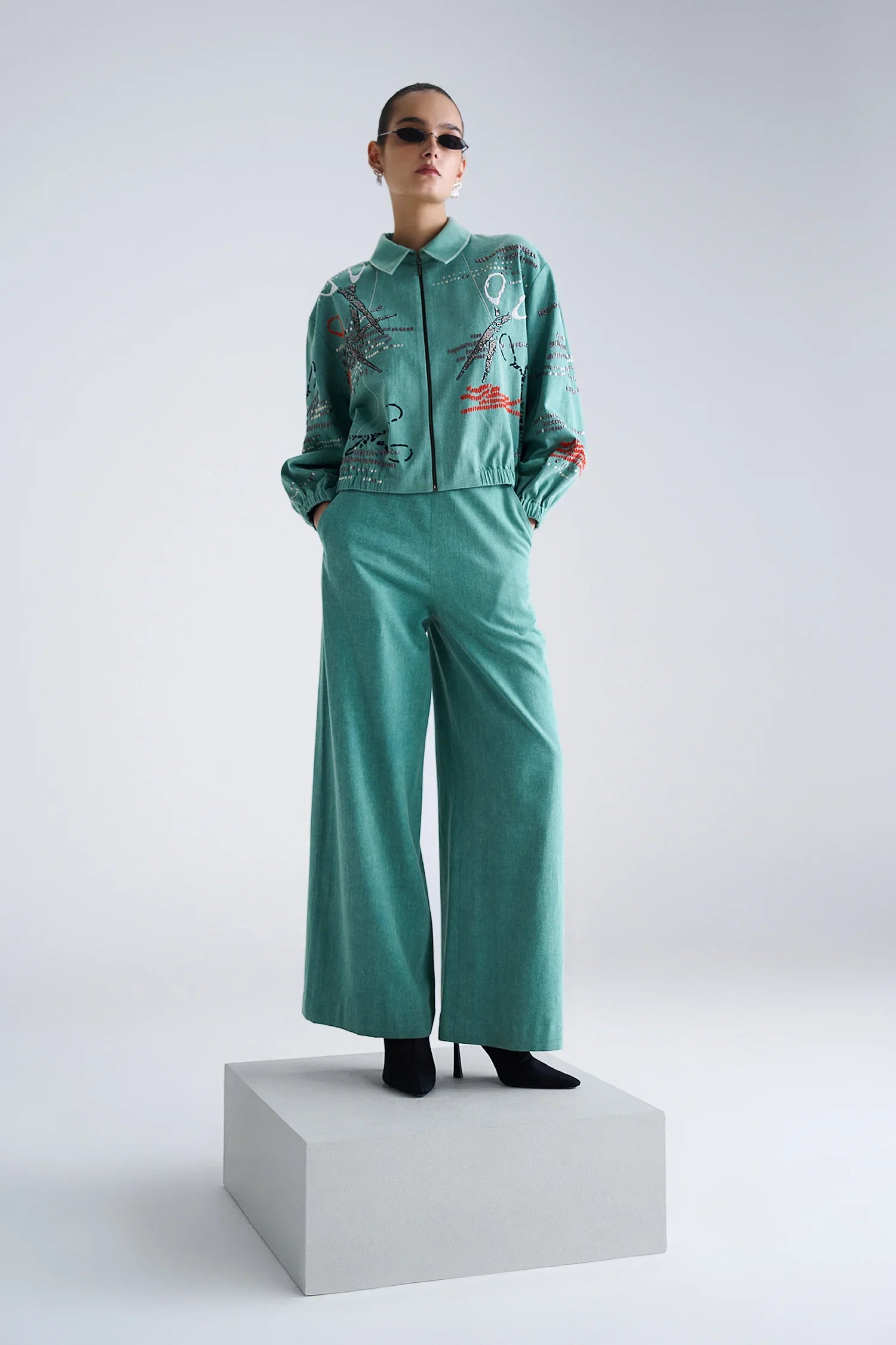 SCISSORS PANELLED SHORT JACKET