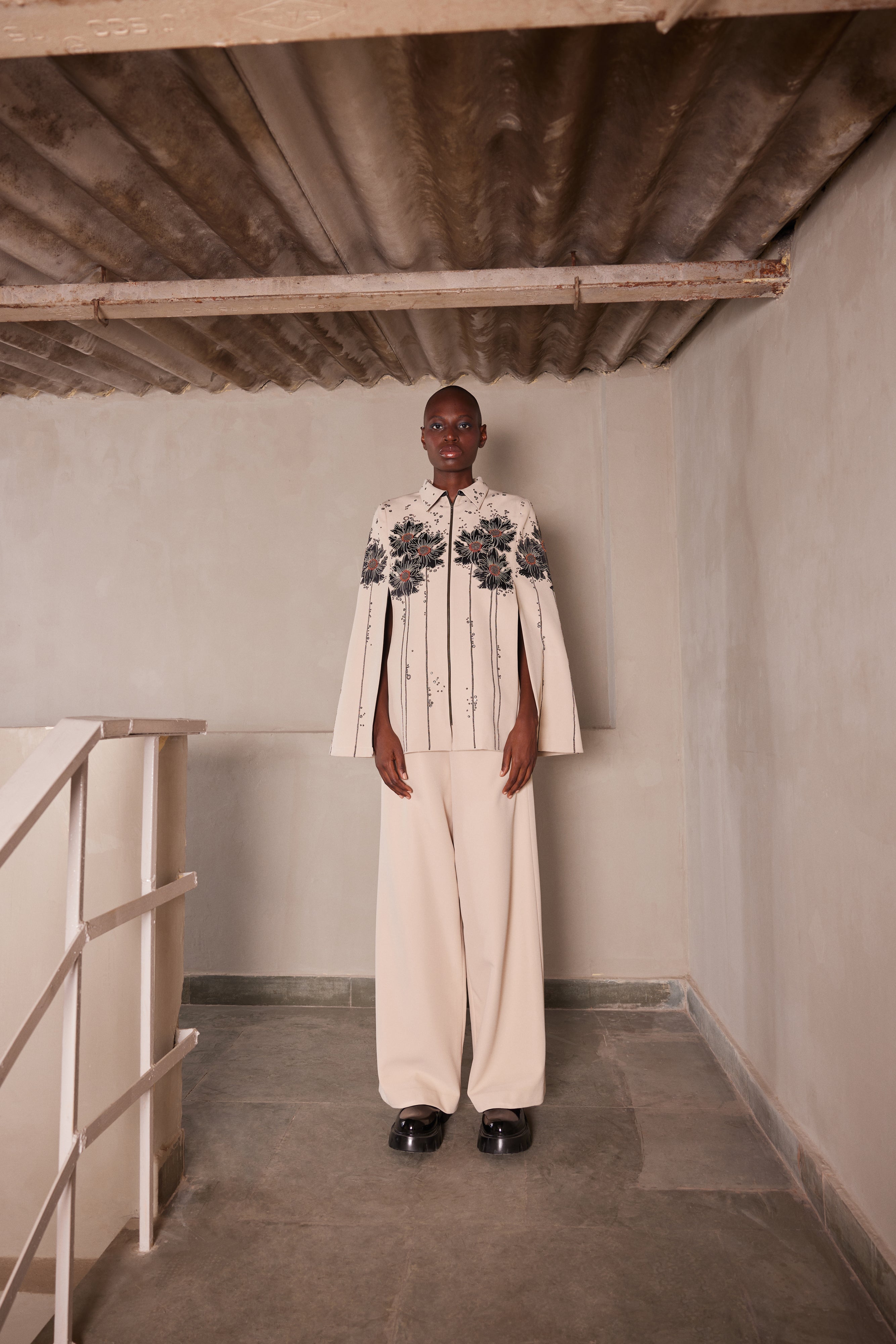 FLARED PANTS OF ( FLORAL PATCH CAPE )
