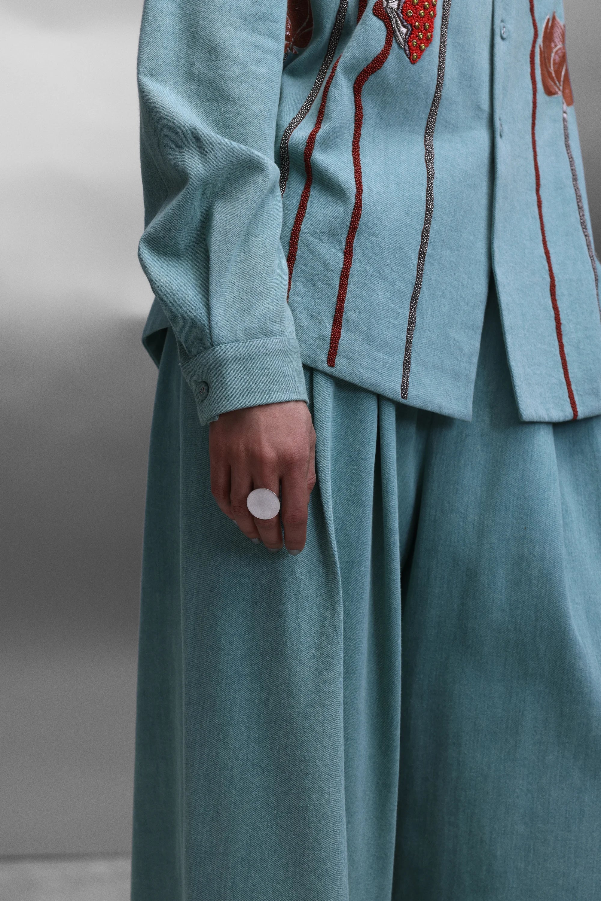 EARTH LOTUS NECK PLEATED SHIRT