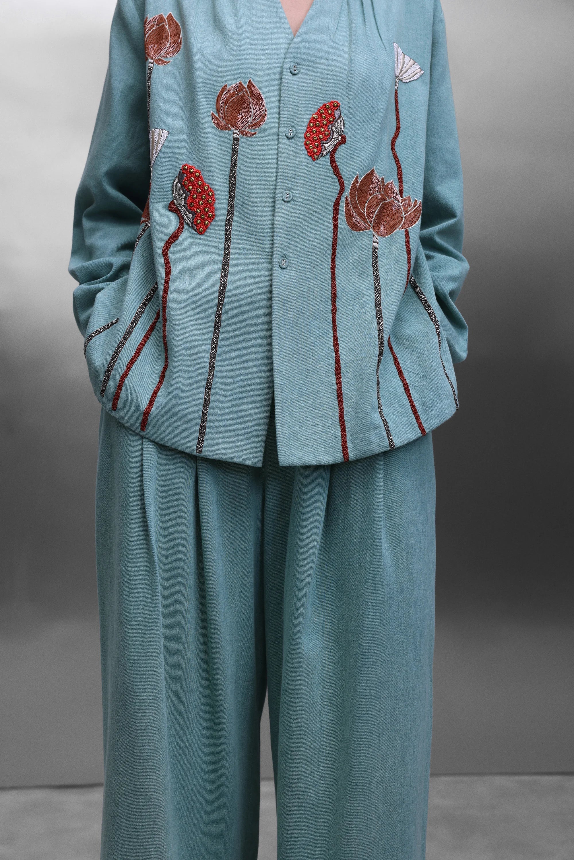 EARTH LOTUS NECK PLEATED SHIRT