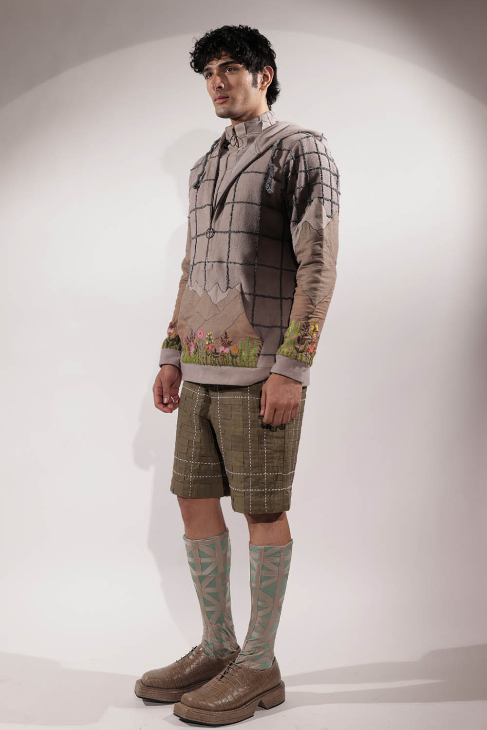 Olive linen woven shorts with Kantha detailing