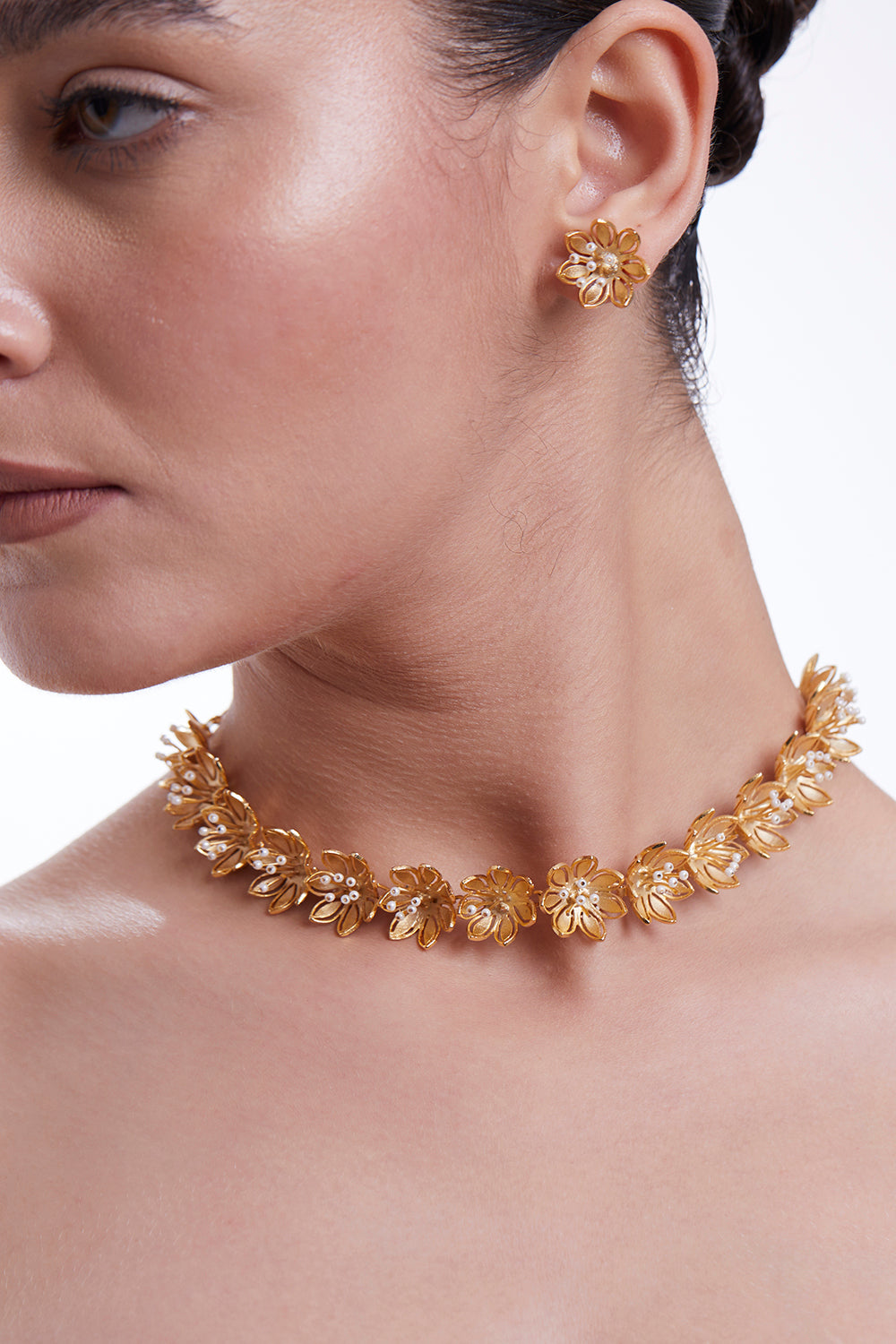 Pearly Golden Flower Necklace