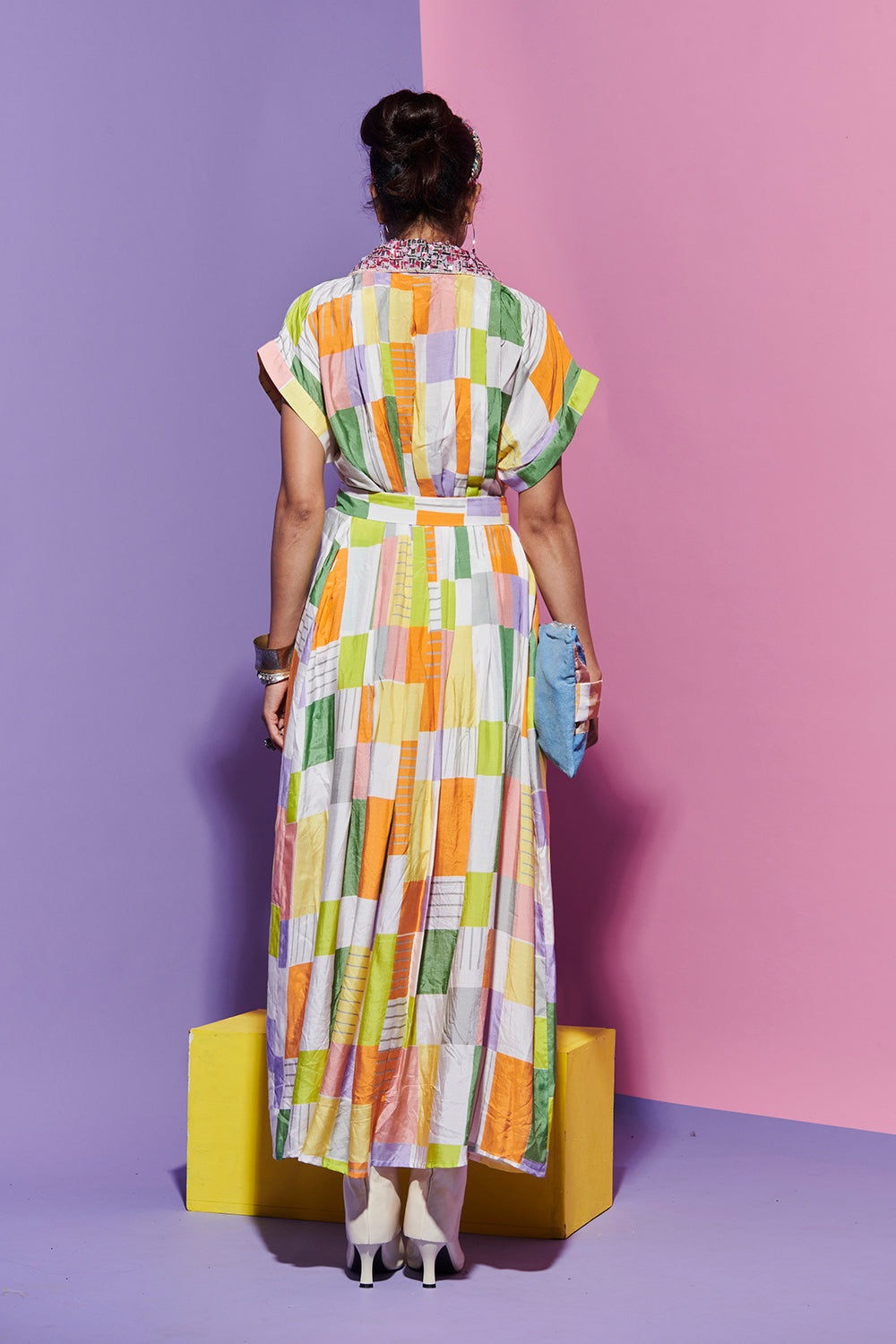 Pleated dress in square print with belt and embroidered collar