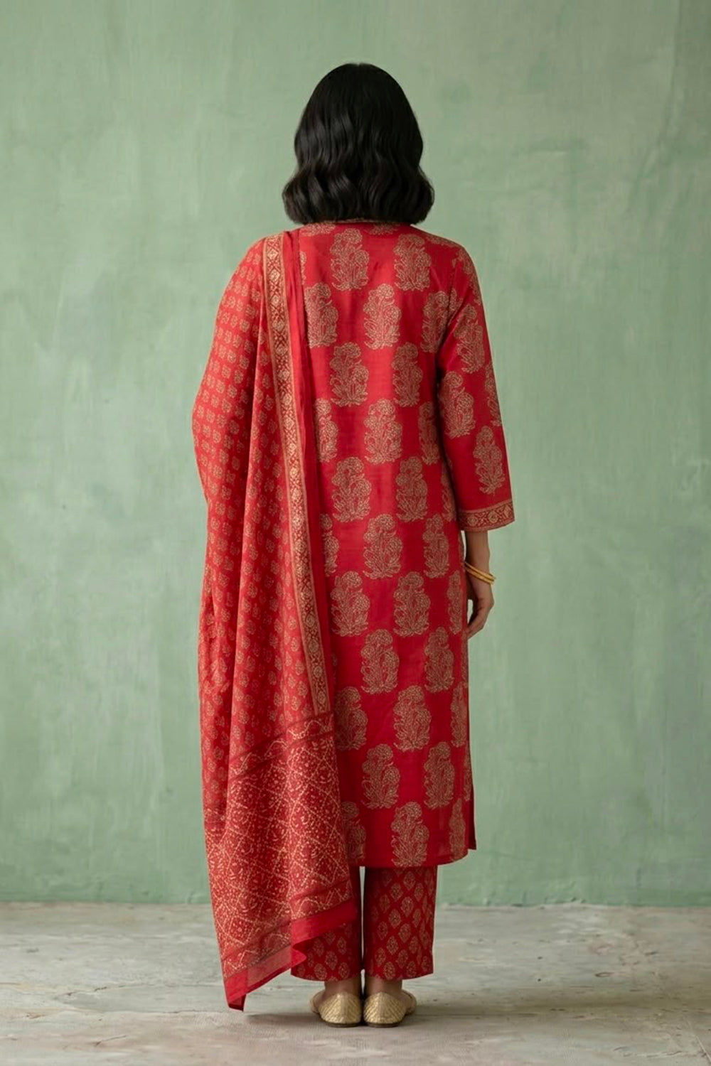Red bootas suit et
